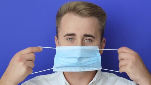 Närbild Skott Ung Man Med Hjälp Medicinsk Mask Covid Pandemi — Stockvideo