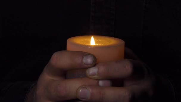 Ein Religiöser Mann Hält Einem Dunklen Raum Eine Kerze Den — Stockvideo