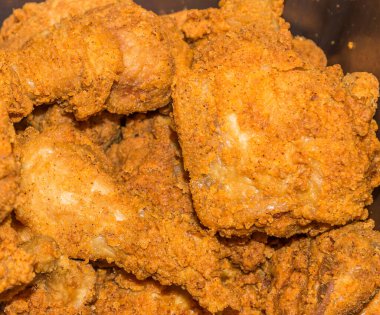 Satılık ya da bir restoranda servis edilen bir yığın altın sarısı kızarmış tavuk..