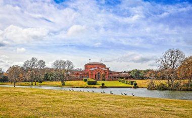 MONTGOMERY, ALABAMA - 3 Aralık 2015: Montgomery, Alabama 'daki Alabama Shakespeare Festivali Tiyatrosu' nun geniş açılı resmi. Dünyanın en büyük on Shakespeare festivalinden biri ve Amerikan tiyatrosu tarihinin en büyük bağışçılarından biri..