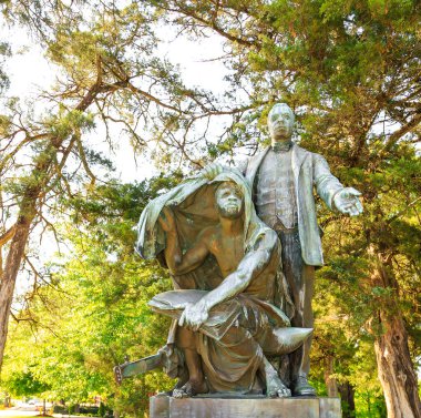 TUSKEGEE, ALABAMA - 7 Mayıs 2016: Booker T. Washington 'a ithaf edilen ünlü heykel, Tuskegee Enstitüsü' nün kampüsünde bulunan Peçeyi Kaldırma.