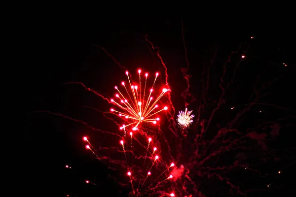 Rouge Étincelle Feux Artifice Sur Fond Sombre — Photo