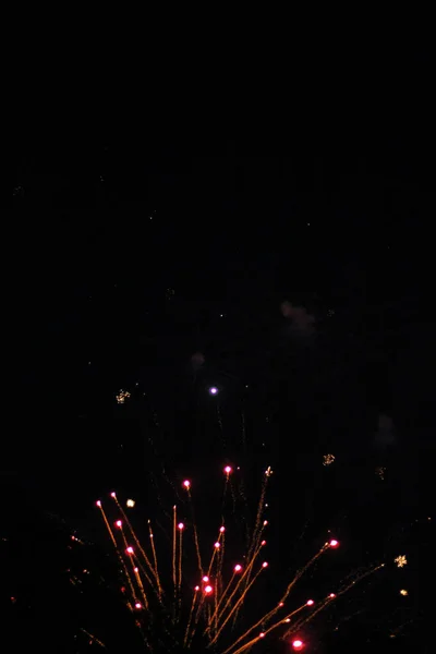 Chispas Rojas Fuegos Artificiales Sobre Fondo Oscuro — Foto de Stock