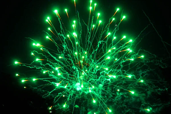 Scintille Verdi Fuochi Artificio Uno Sfondo Scuro — Foto Stock