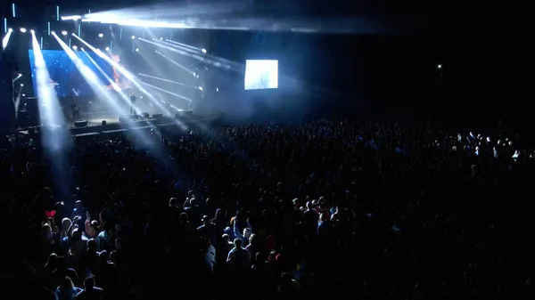 Akşam sokakta büyük bir konser var.
