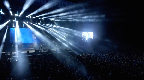 Akşam sokakta büyük bir konser var.