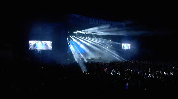 Akşam sokakta büyük bir konser var.