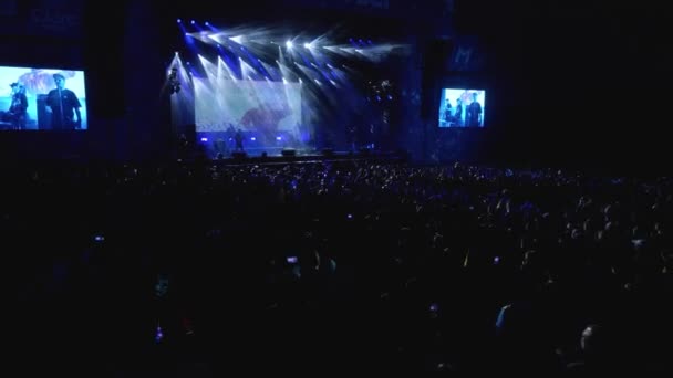 Konser besar di jalan pada malam hari — Stok Video