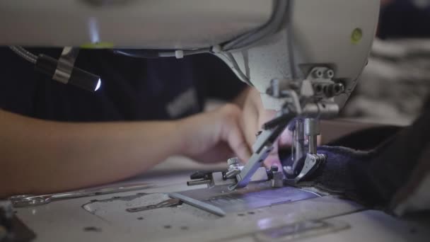 縫製機にはシームレスが縫いつけられている — ストック動画