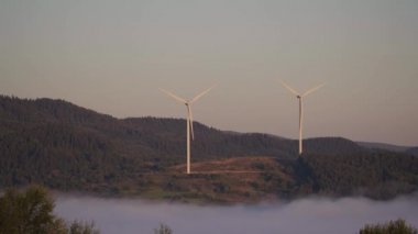 Dağda rüzgar türbinleri