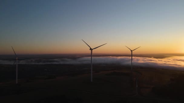 日の出に風力発電所だ。空中写真 — ストック動画