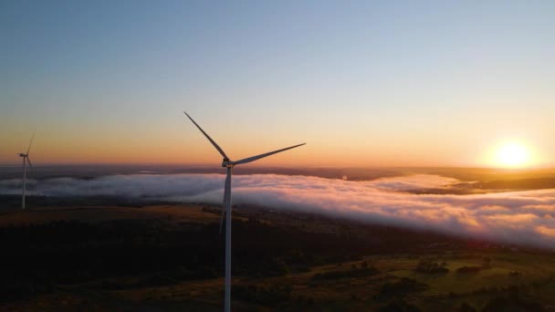 Elektrownia wiatrowa o wschodzie słońca. Fotografia lotnicza — Wideo stockowe