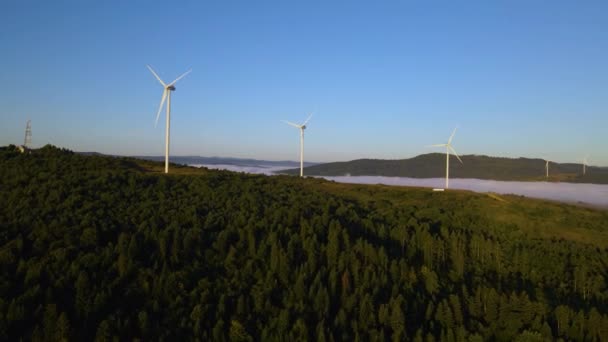 Turbinas eólicas na montanha — Vídeo de Stock