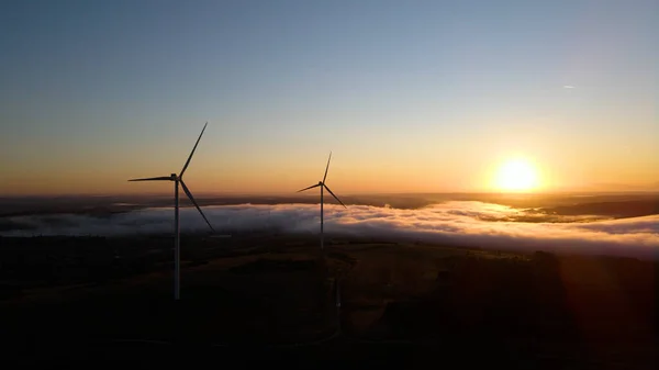 Вітрова електростанція на сході сонця. Аерофотозйомка — стокове фото