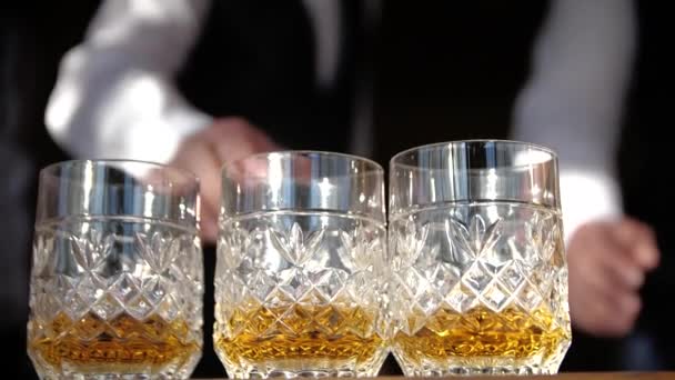 Muži si berou skleničky whisky — Stock video