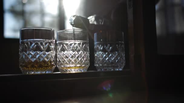Whisky-ul este turnat în ochelari. Bauturi — Videoclip de stoc