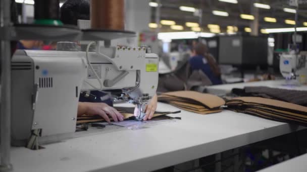 女裁缝在缝纫机上缝制 — 图库视频影像