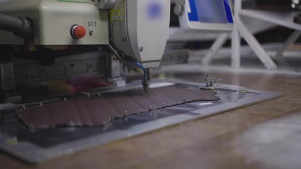 De machine naait producten in de fabriek — Stockvideo