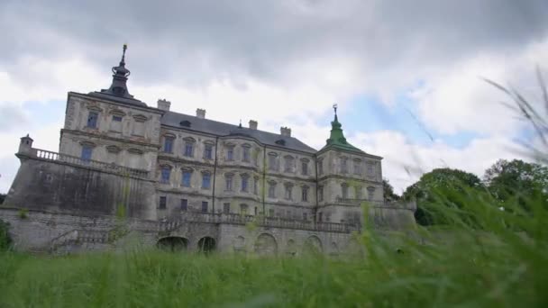Gamla slottet. Pidhirtsi slott, Lviv region, Ukraina. Vackert medeltida slott. — Stockvideo