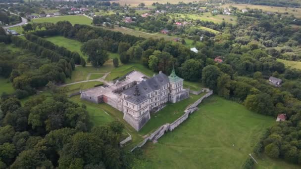 Vecchio Castello. Castello di Pidhirtsi, regione di Leopoli, Ucraina. Bellissimo castello medievale. — Video Stock