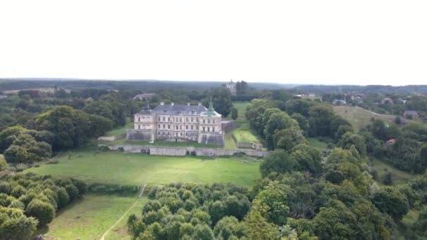 Gamla slottet. Pidhirtsi slott, Lviv region, Ukraina. Vackert medeltida slott. — Stockvideo