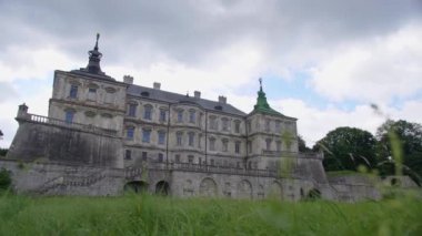 Yaşlı Castle. Pidhirtsi Kalesi, Lviv bölgesi, Ukrayna. Güzel ortaçağ kalesi.