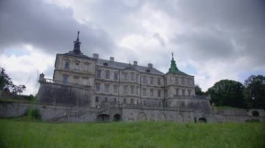 Yaşlı Castle. Pidhirtsi Kalesi, Lviv bölgesi, Ukrayna. Güzel ortaçağ kalesi.