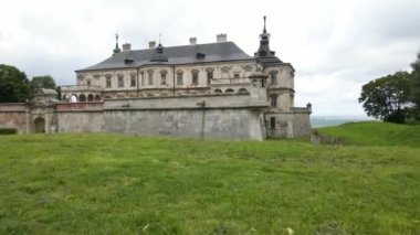 Yaşlı Castle. Pidhirtsi Kalesi, Lviv bölgesi, Ukrayna. Güzel ortaçağ kalesi.