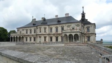 Yaşlı Castle. Pidhirtsi Kalesi, Lviv bölgesi, Ukrayna. Güzel ortaçağ kalesi.