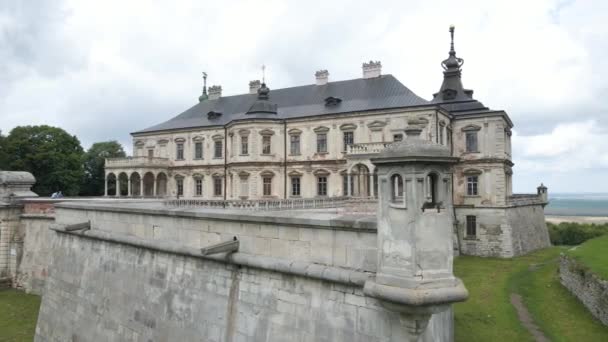 Het oude kasteel. Pidhirtsi Castle, Lviv regio, Oekraïne. Prachtig middeleeuws kasteel. — Stockvideo