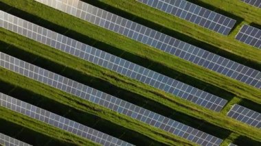 Güneş enerjisiyle çalışan bir tesiste güneş panelinin uzaktan kumandalı görüntüleri.