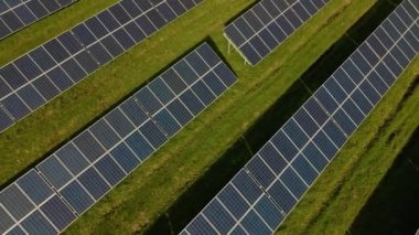 Güneş enerjisiyle çalışan bir tesiste güneş panelinin uzaktan kumandalı görüntüleri.