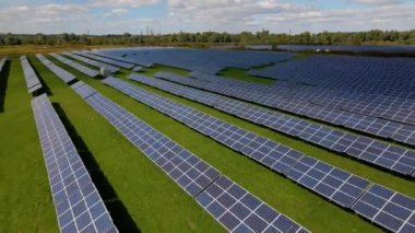 Güneş enerjisiyle çalışan bir tesiste güneş panelinin uzaktan kumandalı görüntüleri.