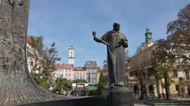 Denkmal für den Schriftsteller Taras Schewtschenko in Lwiw — Stockvideo