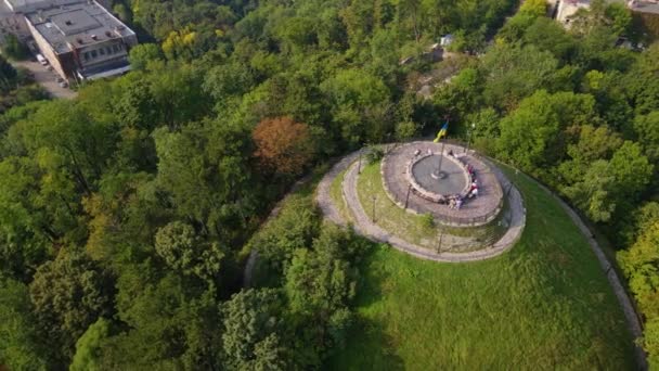 Aerial sköt staden Lviv. Högt slott. Ukraina — Stockvideo