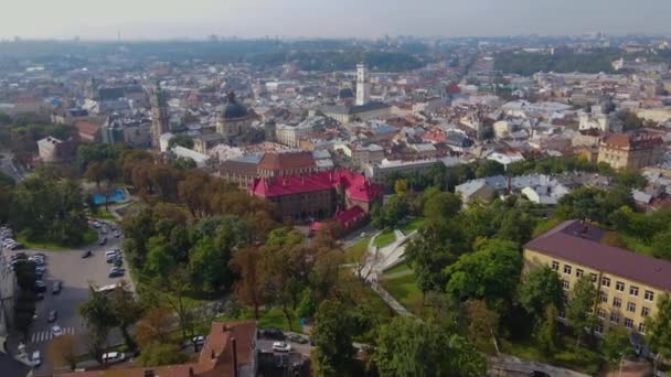 ウクライナのリヴィウ市と市の中央部と市庁舎の眺め. — ストック動画