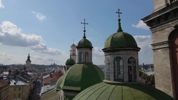 La ciudad ucraniana es Lviv. Fotografía aérea — Vídeo de stock