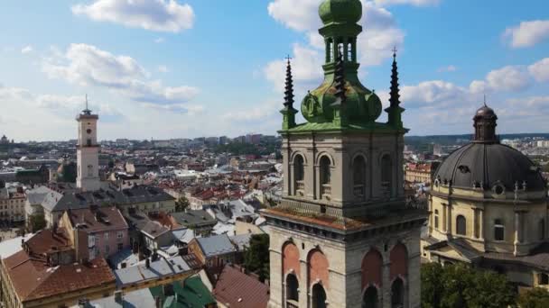 Ukrainska staden är Lviv. Flygfotografering — Stockvideo