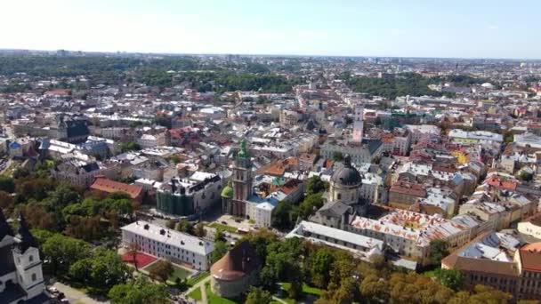 Antenn 4k bild av centrum av Lviv, Ukraina ovanifrån — Stockvideo