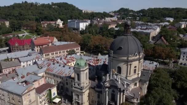 Letecké video Dominikánského kostela v centrální části starého města Lvova, Ukrajina — Stock video
