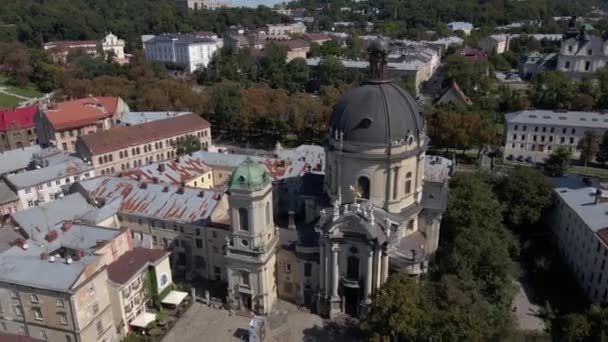 Аэровидео Доминиканской церкви в центральной части старого Львова, Украина — стоковое видео