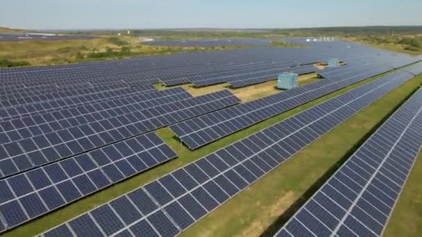 Drone tiro de fileiras de painéis solares em uma instalação de energia solar — Vídeo de Stock
