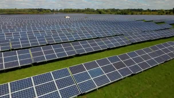 Φωτοβολίδα ηλιακών συλλεκτών σε εγκατάσταση ηλιακής ενέργειας — Αρχείο Βίντεο