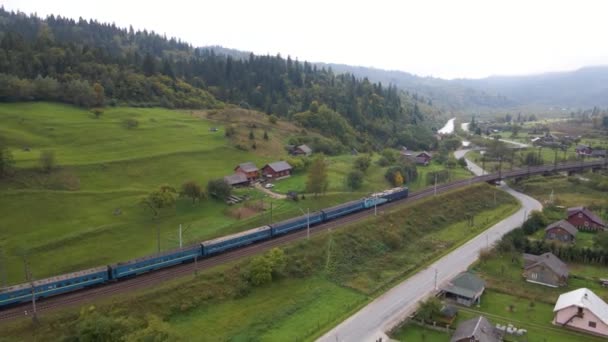 Le train va dans les montagnes — Video