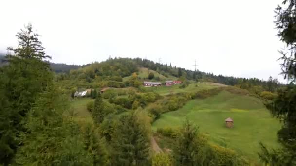 Casa nas montanhas dos Cárpatos — Vídeo de Stock