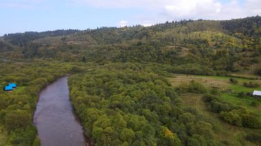 Dağlardaki geniş nehir
