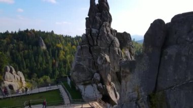 Ünlü Tustan kalesinin insansız hava aracı görüntüsü. Ulusal parktaki Ukrayna ortaçağ uçurum kenarı anıtı