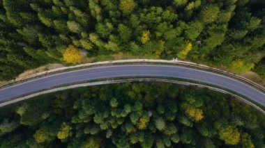 Dağlarda yol. Hava fotoğrafçılığı