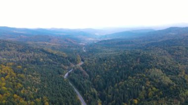 Dağlarda yol. Hava fotoğrafçılığı