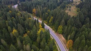 Dağlarda yol. Hava fotoğrafçılığı